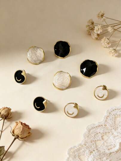 四对优雅圆形女士耳环。这款时尚优雅的耳环采用简约圆形设计，由优质不锈钢打造，并镀以18K金，适合日常佩戴或特殊场合。是生日礼物、节日礼物、母亲节礼物或送给妈妈的理想之选。