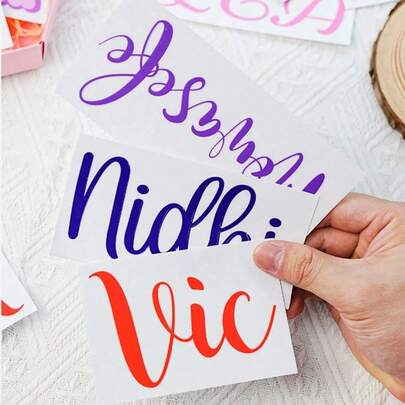 Nhãn dán tên tùy chỉnh, thích hợp cho cốc thủy tinh, hộp quà, v.v.; Nhãn vinyl cá nhân hóa, thích hợp cho thiệp mời phù dâu, quà tặng Ngày Valentine văn phòng, quà tặng Ngày của Cha; Cũng có thể dùng để trang trí bình nước, cốc, máy tính xách tay, v.v.