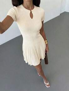 This Elegant And Simple Beige Knit A-Line Dress Is The Perfect Choice For Spring And Summer Beach Vacations, Music Festivals, And Casual Dates. It's Also Ideal For Romantic Dates And Beach Trips. The Elegant Pleats Make It Perfect For Occasions Such As Vacations, Dates, Afternoon Tea, And Office Commutes. Furthermore, It's Suitable For Island Getaways, Weddings, And Summer Wear. It's An Excellent Choice For A Beach Vacation. - 米色 - 查看 7