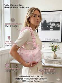 Bolsa de ombro feminina elegante com estampa de rosas, alça franzida e detalhe de laço. Leve e moderna, perfeita para mulheres e meninas. Combinada com uma carteira charmosa em estilo retrô, é a escolha ideal para viagens, casamentos ou Dia das Mães. Acompanha também um chaveiro feminino para guardar celular, chaves, maquiagem e acessórios do dia a dia. Versátil e casual, perfeita para passeios, looks de verão, Dia das Mães, volta às aulas e presentes de formatura. - Multicolorido - Ver 15