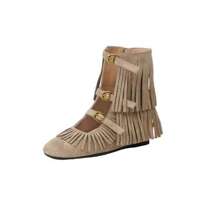 Giày bốt cổ ngắn nữ màu trơn, có khóa cài tua rua, khóa kéo bên hông, mũi tròn, đế cao.