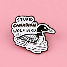 “愚蠢的加拿大狼鸟激烈竞争”鸭子语录珐琅徽章电视剧激烈竞争胸针翻领别针徽章背包服装配饰珠宝礼品 - 黑色 - 查看 1