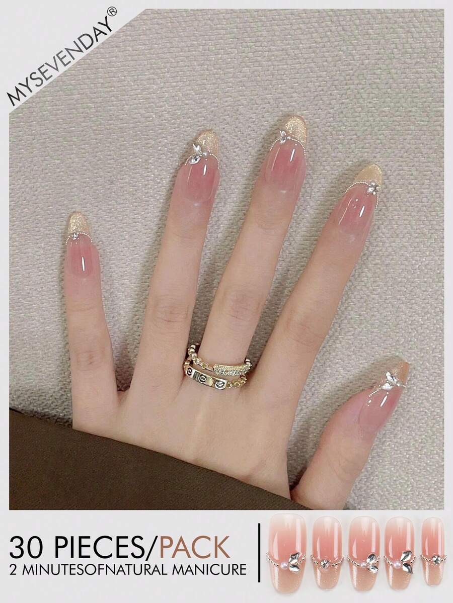30片杏仁形亚克力美甲贴纸,采用半透明裸粉色底色,饰以渐变金色闪粉和镶钻蝴蝶图案。精致奢华的美感,适合约会、派对或休闲优雅的装扮。按压式美甲贴片 - 彩色 - 查看 1