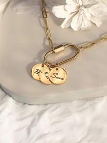 Personalisierte Namenskette für Frauen - Individualisierter Edelstahl Büroklammer Kette mit graviertem Anhänger - Muttertag, Familien- oder Paargeschenk - Minimalistischer Stil Goldschmuck - Goldgelb - Übersicht 3