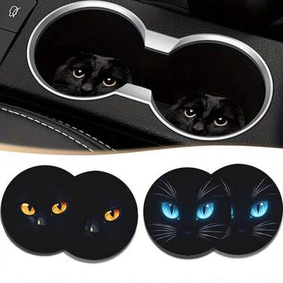 一套两只猫眼图案车载杯架垫，通用尺寸，采用天然橡胶防滑涤纶底面和吸水针织面料制成，可爱卡通造型，适用于2.8英寸（约7厘米）的车载杯架，可水洗，单只重量15克。