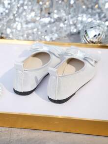 1双银色加大码女童平底鞋，亮面皮革蝴蝶结装饰，经典套脚防滑设计，圆头软底时尚可爱公主风舞蹈鞋，适合3-12岁女学生日常穿着、舞蹈、派对、校园活动，春夏新款。 - 銀色 - 查看 7