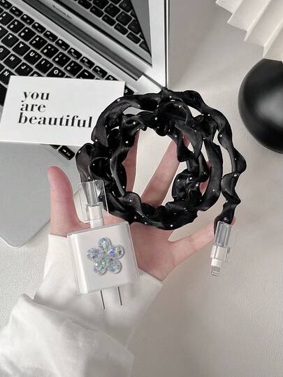 Bộ 5 miếng bảo vệ cáp sạc hình trái tim hoa nơ lấp lánh, tương thích với cáp dữ liệu Apple 18/20W, kèm dây buộc cáp bằng satin đính đá, chống cong vênh, chất lượng cao giúp bảo vệ cáp sạc nhanh cho iPhone, thiết kế thời trang dành cho nữ.