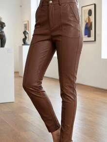 ADD MODA REF PK0912 CALÇA DE COURO DESIGN DE LINHA CENTRAL QUE AFINA A SILHUETA - Marrom - Visão 4