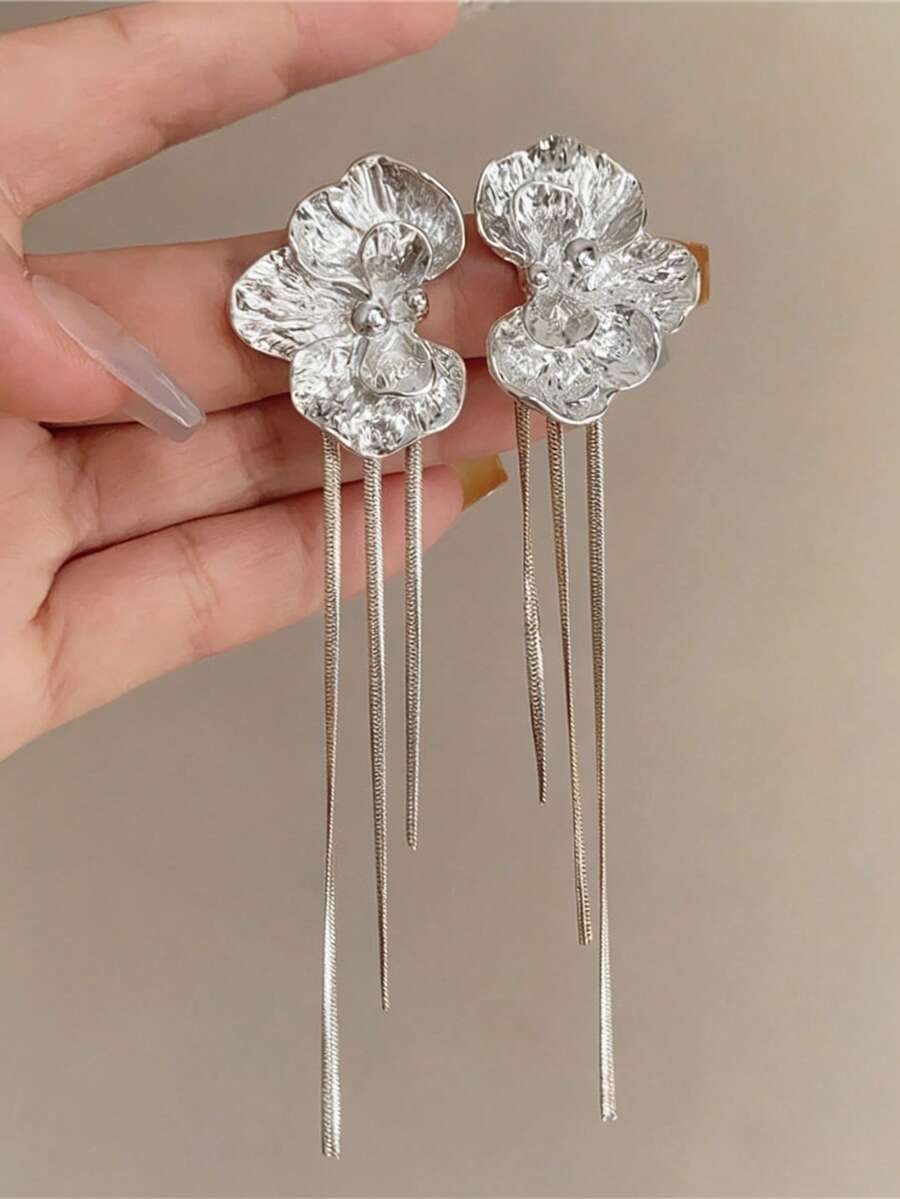 1 par de pendientes largos con flecos florales de metal de moda y llamativos para mujeres - perfectos para bailes de graduación, cenas, fiestas de moda y reuniones - Plateado - Ver 1