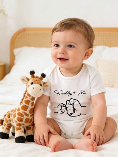 Bộ áo liền quần tay ngắn in chữ "Daddy And Me" cho bé trai.