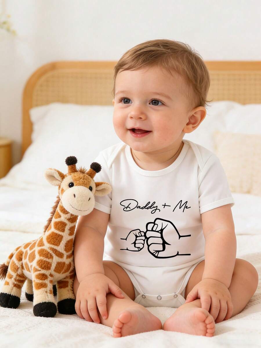 Bộ áo liền quần tay ngắn in chữ "Daddy And Me" cho bé trai. - trắng - Xem 1