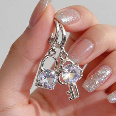 闪亮水晶锁钥耳环，铜质底座，优雅垂坠耳环，适合日常佩戴和派对场合