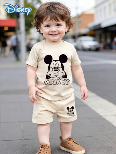 Disney Bộ áo thun ngắn tay và quần short in chữ Mickey Mouse dễ thương cho bé trai mùa hè, họa tiết hoạt hình, co giãn, phù hợp cho trẻ sơ sinh mặc hàng ngày.
