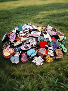 10/20/30/40/50/60/70/80/90/100枚随机胸针混装（不重复款式），合金材质，动物、水果、蔬菜、卡通、动漫、字母图案，包含稀有隐藏款式，多种可爱、优雅、休闲设计，适合多种场合，数量越多，款式越多，是送给成年人的绝佳礼物。 - 彩色 - 查看 5