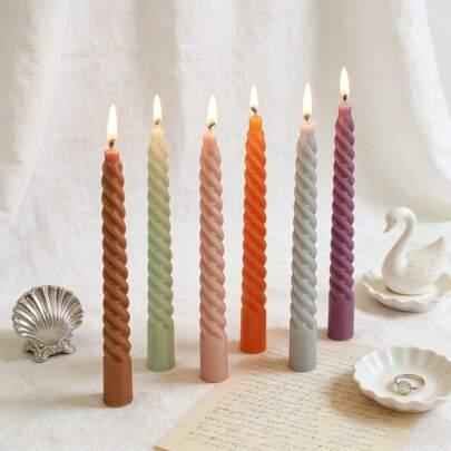 Set von 4 nordischen Farbverlauf Spitzkerzen - abgestufte spiralförmige Kerzen. Diese rauchfreien Kerzen sind perfekt, um Stimmung zu schaffen und als Fotorequisiten zu dienen. Ideal für Hochzeitsdekoration, Heimdekoration, Partys, Bankette, Tischdekorationen, Geschenke, Feiertagsdekorationen und Muttertagsgeschenke.