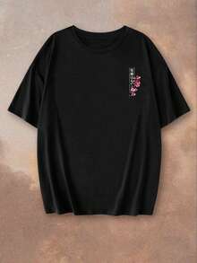 Camiseta minimalista de verano con un estampado moderno de carpas koi y una espada samurái en flor de sakura.Cuello redondo, mangas cortas negras.Top versátil - Estilo - Ver 4