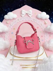 这款全新简约手提包饰有蝴蝶结，散发着休闲又不失精致的风格。肩带不可调节。这款小巧便捷的包袋非常适合日常出行、旅行和购物，可轻松收纳您的必需品。这款时尚百搭的包袋适合各种风格和场合，用途广泛。它也是馈赠亲友的绝佳礼物。 - 彩色 - 查看 3