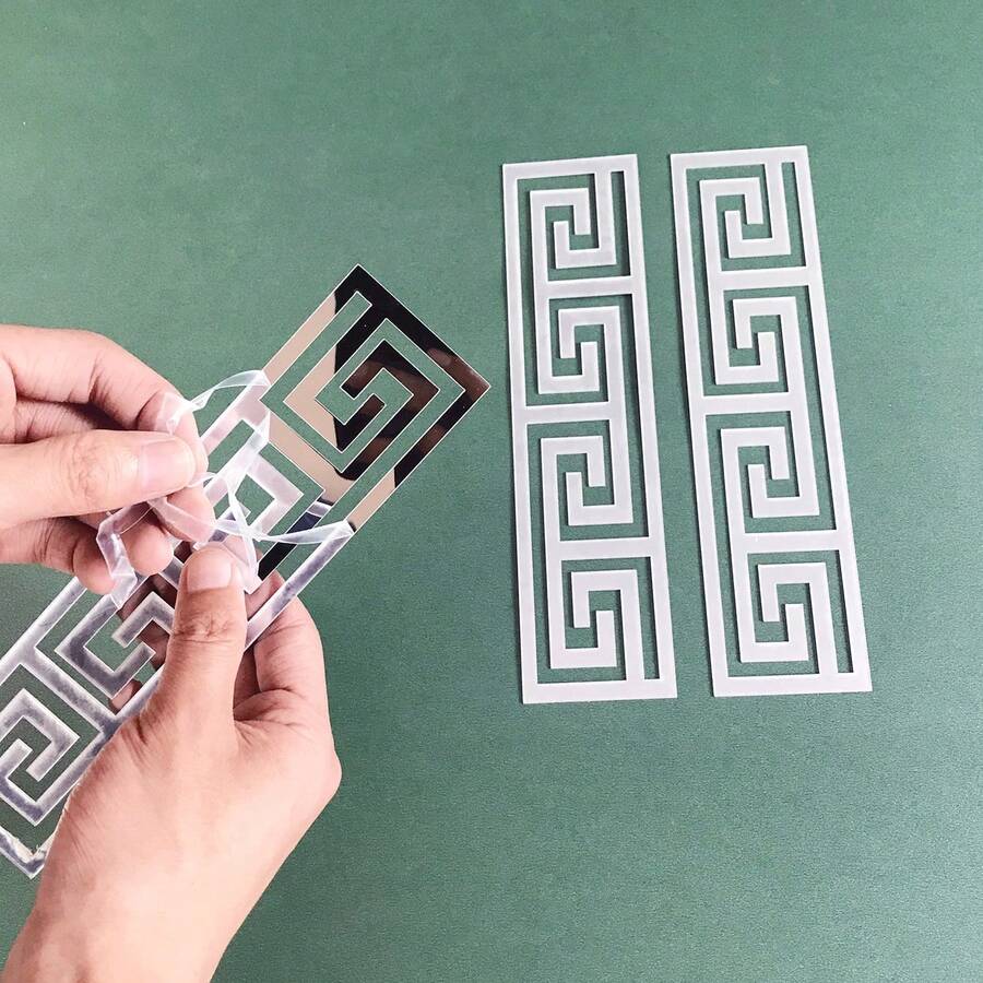 OUTANA 中式亚克力镜面墙贴，自粘可移除镜面墙面装饰线条，适用于墙面、腰线、门框、窗框装饰，也可用于电视柜、鞋柜、衣柜等家具的翻新和装饰，适合民宿墙面和柜台装饰。
