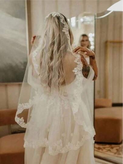 1件蕾丝边新娘头纱，内置金属发梳，奢华白色复古头纱，适合摄影、情人节礼物、情侣款。