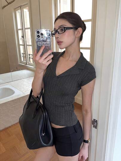 Blusa de malha canelada com decote em V e gola entalhada, estilo "novo velho dinheiro" para o verão – Blusa de seda gelada com modelagem justa para mulheres.