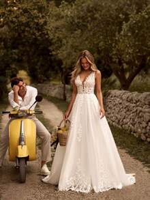 Ethereal Spaghetti Strap V-Neck Lace Appliqué Tulle A-Line Wedding Dress With Lace Train, Wedding Dresses For Bride, Elegant And Comfortable, Includes Plus Sizes, Bridal Gown, Formal Dresses For Women, Suitable For Wedding, Party, After-Party Dress, Cocktail Party, Bride, Formal Occasions, Dinner Dress, Prom Dress, Birthday Party, Celebration, Gala, Festival, Ceremony, Graduation, Homecoming Dress, Vacation, White - 白色 - 查看 1