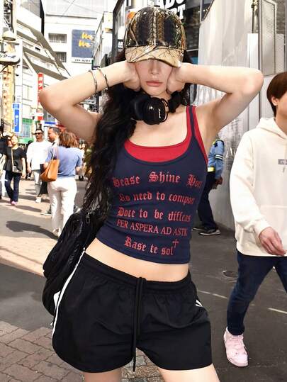 女士拼接深蓝色二合一撞色字母印花吊带背心，修身叠层设计