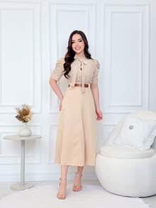 Short-Sleeved Striped Blouse With Puff Sleeves, Bow, And Button. - Beis - Ver 2