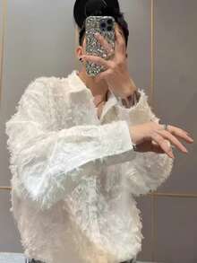 春夏秋の新作メンズフェザーシャツ、韓国風ルーズフィット長袖デザイン、ミニマリストテクスチャードシャツ、ニッチな個性派トレンドアイテム、四季通勤カジュアルアイテム、若者向けのマストアイテム、多様なシーンで活躍する着こなしアイテム、普段の通勤/外出/デートに最適、立体裁断でスタイリッシュで着膨れしない、デザイナー限定モデル、ハイストリートスタイルのミックスアンドマッチアイテム、大人の男性のためのマッチングアイテム、セレブ風シルエット、フェザーテクスチャ加工。 - ブラック - チェックする 3