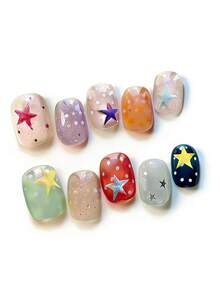 Bộ 10 móng này có tên là Milky Sugar Star Sequence. Bộ móng này thể hiện kết cấu sữa mịn màng, với các chi tiết ngôi sao và chấm bi nổi bật trên nền mềm mại như một viên kẹo sữa được bao bọc trong ánh sao. Các hạt nhũ lấp lánh tạo thêm nét tinh nghịch thanh lịch, tạo nên vẻ ngoài mộng mơ và tinh tế. - Nhiều màu - Xem 2