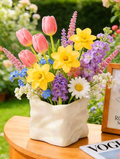 奶油色波浪纹方形树脂花盆 - 柔和哑光表面，边缘圆润，非常适合摆放在餐桌、书架和卧室梳妆台上，用于放置鲜花花束、多肉植物和小型盆栽。增添温馨简约的氛围，是百搭的家居装饰点缀。花盆、花槽、植物盆栽、春季装饰、家居装饰、花瓶