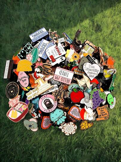 10/20/30/40/50/60/70/80/90/100 piezas Broche Mixto Aleatorio (Sin Estilos Duplicados), Alfileres de Metal de Aleación, Patrones de Animales, Frutas, Verduras, Dibujos Animados, Anime, Letras, Incluye Estilos Ocultos Raros, Varios Diseños Lindos, Elegantes, Casuales, Adecuado para Múltiples Ocasiones, talla grande Cantidad Significa talla grande Variedad, Gran Regalo para Adultos y Niños