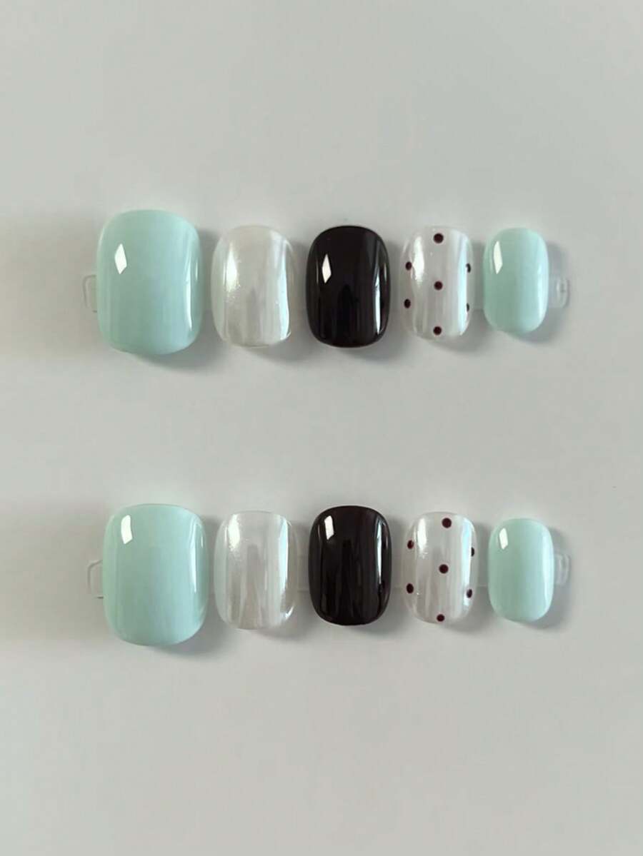 10 pièces Ongles courts ovales verts menthe purs faits à la main. Style minimaliste frais avec des points noirs peints à la main. Ongles à pression mignons et doux pour les femmes et les filles, à porter au printemps, en été, en automne, en hiver, aux festivals, aux fêtes et dans la vie quotidienne. - Vert menthe - Voir 1