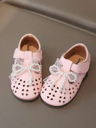 1 đôi giày da mũi tròn hình trái tim khoét nơ cho bé gái, màu trơn, trang trí ngọc trai, kiểu dáng nữ tính cho mùa xuân/hè.