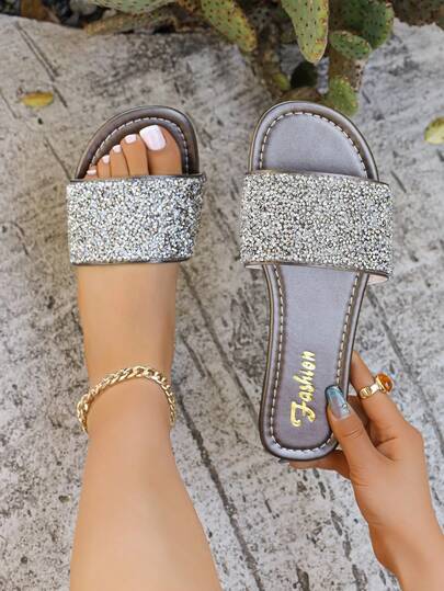 Dép lê đế bằng mới năm 2026/Màu trơn, kiểu dáng đế bằng, phần trên bóng, trang trí đá quý sang trọng, dễ xỏ, dễ vệ sinh, thanh lịch và tinh tế, thời trang đa năng, phù hợp cho mặc hàng ngày, mua sắm, hẹn hò, nghỉ mát, du lịch.