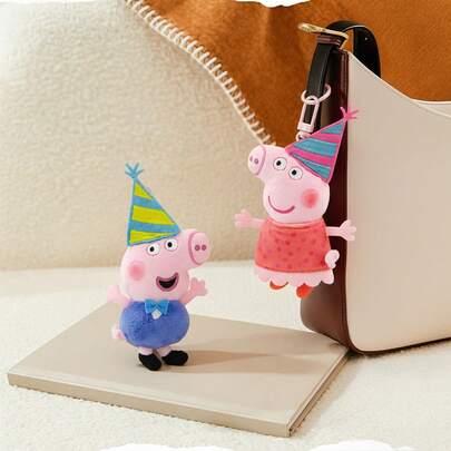 Peppa Pig 这些官方授权的正品可爱卡通钥匙扣和柔软毛绒挂件，是装饰背包、手提包、托特包、单肩包、旅行包、书包、行李箱，甚至是汽车后视镜的完美之选。这些魅力十足、极具收藏价值的配饰，是提升您日常时尚感的绝佳选择。