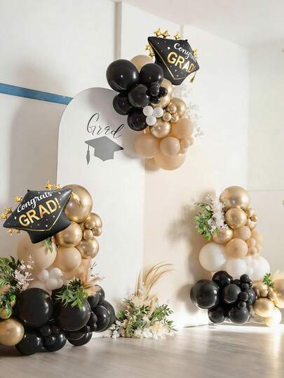 114 pièces Ensemble de couronne de ballons de remise des diplômes, comprenant le mortier de graduation, des ballons en latex noir, blanc et or. Convient pour la décoration de fête de remise des diplômes, la cérémonie de graduation, la décoration d'ambiance pour la remise des diplômes 2026, cadeau pour adulte