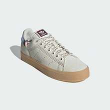 Adidas 女士经典帆布运动鞋，时尚休闲运动鞋，IE0384 - 米色/紅/藍 - 查看 5