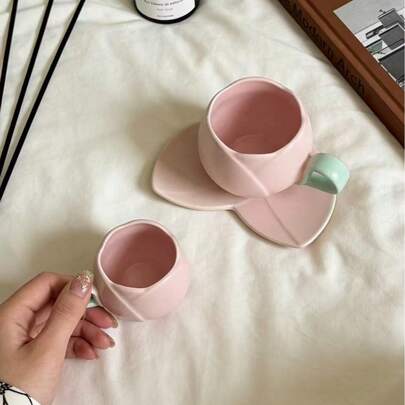This 90ml & 200ml Tulip-Shaped Ceramic Coffee/Tea/Mug And Saucer Set Features A Three-Dimensional Petal Design. The Flower-Shaped Ceramic Coffee Mug And Saucer Are Suitable For Espresso, Milk, Breakfast, Cappuccino, And Oatmeal. Dishwasher And Suitable For Restaurants, Kitchens, Offices, Afternoon Tea, And Outdoor Use. A Perfect Gift For Ramadan, Eid Al-Fitr, And Other Middle Eastern Festivals; Also Suitable For Mother's Day, Father's Day, Teacher's Gifts, Graduation Gifts, And Valentine's