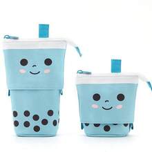1 hộp đựng bút cỡ lớn thiết kế hình mặt cười - Chất liệu polyester bền, có thể kéo dài, rộng rãi đựng đồ dùng học tập cho trường học, văn phòng, du lịch - Có ngăn đựng bút bi, bút chì và tẩy, túi đựng bút chì. - Nhiều màu - Xem 11