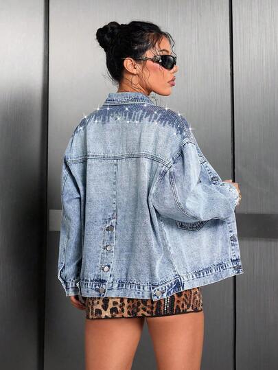 这款多功能亮面纯色牛仔夹克，带有口袋和做旧细节，适合休闲、正式场合、舞台表演和音乐会等各种场合，四季皆宜，尤其适合春季穿着。