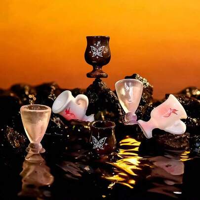 Decoración de paisaje micro de copa de vino con temática de magia oscura, adorno de copas de resina con mariposa y pájaro de dibujos animados