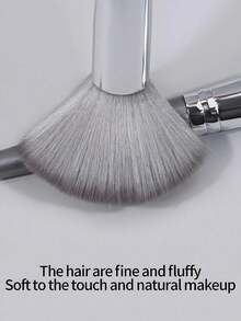 Bộ cọ trang điểm 14 món, bao gồm cọ phấn phủ, cọ má hồng, cọ nền, cọ phấn mắt, cọ tán màu, cọ tạo khối, dụng cụ trang điểm mềm mại cầm tay, 2 bông mút trang điểm và 2 miếng bông trang điểm hình tam giác. Bộ cọ trang điểm, Bộ cọ trang điểm, Bộ cọ trang điểm, Bộ cọ trang điểm hoàn chỉnh, Bộ cọ trang điểm, Bộ dụng cụ trang điểm hoàn chỉnh, Bộ cọ trang điểm, Bộ cọ trang điểm, Bộ quà tặng trang điểm - Bạc - Xem 2