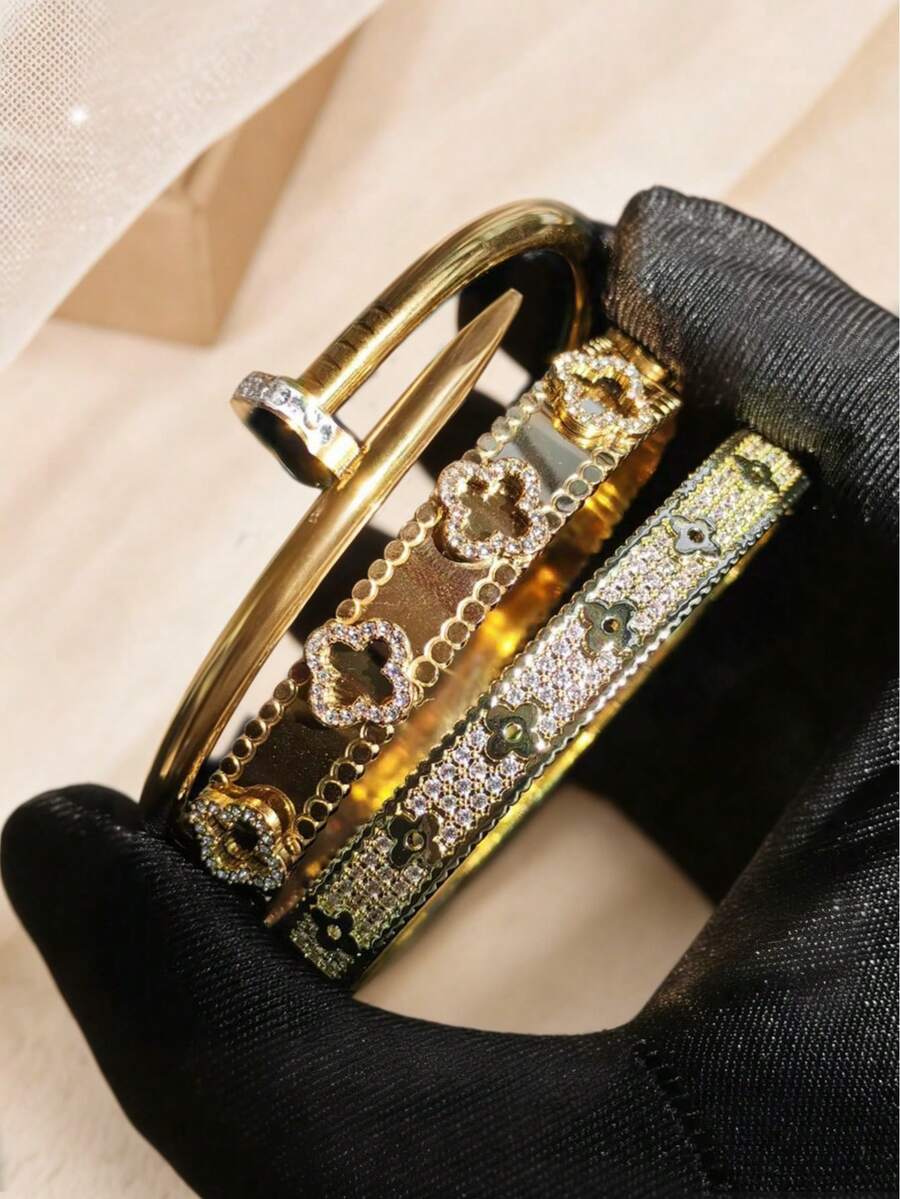 1件18K镀金不锈钢奢华四叶草铆钉手镯，搭配超大四叶草水晶手镯和铜镶嵌立方氧化锆手镯，适合女士日常佩戴，礼品