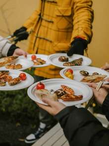 50/100 piezas Platos desechables gruesos, platos de postre y ensalada, vajilla para fiestas y reuniones, suministros para el hogar, la cocina, el restaurante, el picnic, el camping y las fiestas, 10/50/100 piezas - Multicolor - Ver 5