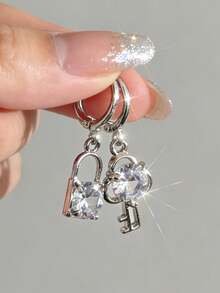 Khuyên tai khoen hình ổ khóa và chìa khóa pha lê lấp lánh, chất liệu đồng, kiểu dáng thanh lịch, phù hợp để đeo hàng ngày và dự tiệc. - Bạc - Xem 2
