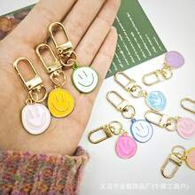 "Colorful Alloy Enamel  Face Keychain Charm, Irregular Shape Keyring, Fun Expression Mini Pendant For Bags, Backpacks, Car Keys,  Decorative Accessory, Cute  Bag Charm, Perfect Gift For Teens, Girls, Women, Everyday Use" - 綠底白色(掛繩) - 查看 3