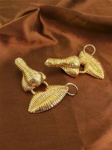 1对复古夸张金属鼻唇吊坠耳环，适合女性日常佩戴和时装秀。 - 嘴唇 - 查看 3