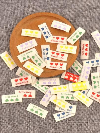 50个1.6x5厘米多色小爱心图案布标，带边布标签，手工缝纫耐用DIY配件，适用于包包、围巾等。