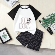Disney 男童家居服：夏季标语T恤短裤套装。T恤印有“OH BOY!”标语和经典卡通图案，撞色插肩袖设计更添青春活力。短裤饰有剪影和闪电印花，是夏季居家穿着的理想之选。套装采用亲肤透气面料，融合了IP元素和设计，是青少年男孩居家休闲的舒适时尚之选。 - 紅白色 - 查看 1