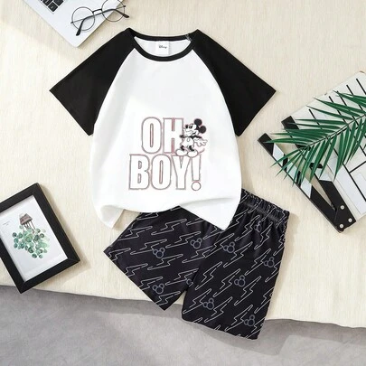 Disney 男童家居服：夏季标语T恤短裤套装。T恤印有“OH BOY!”标语和经典卡通图案，撞色插肩袖设计更添青春活力。短裤饰有剪影和闪电印花，是夏季居家穿着的理想之选。套装采用亲肤透气面料，融合了IP元素和设计，是青少年男孩居家休闲的舒适时尚之选。